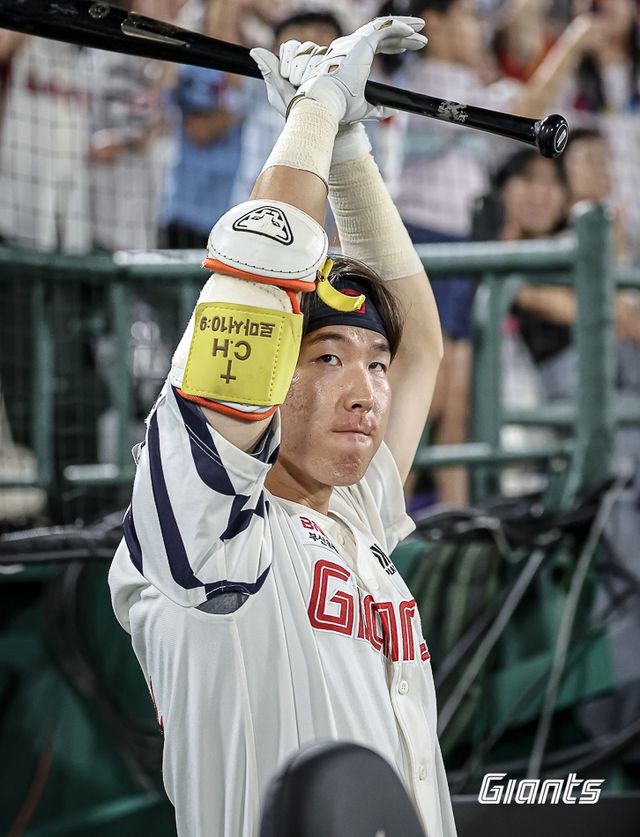 롯데 내야수 최항은 6일 사직구장에서 열린 '2024 신한 SOL Bank KBO 리그' NC와 주중 3연전 첫 경기에서 8회말 대타로 교체 출전했다. 그는 9회초 1사 만루에서 환상적인 점프 캐치를 선보여 실점을 막았다. 롯데 자이언츠