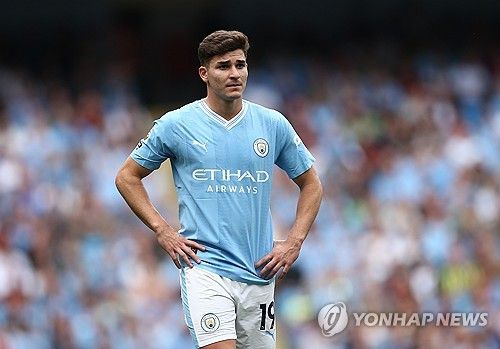 맨체스터 시티가 훌리안 알바레스를 매각해 엄청난 수익을 벌어들일 예정이다. 복수의 유럽축구 이적시장 전문가들에 따르면 맨시티와 아틀레티코 마드리드가 알바레스 영입에 합의했다. 맨시티가 알바레스를 매각해 벌어들일 것으로 예상되는 이적료는 무려 7500만 유로(약 1127억) 이상이다. 이는 맨시티 역사상 방출 최고액에 해당하는 금액으로, 맨시티는 2년 반 전 알바레스를 영입했을 당시 지출했던 이적료의 5배 이상을 챙기게 됐다. 사진 연합뉴스