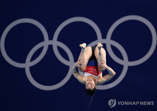 한국 다이빙 최초의 세계선수권대회 메달리스트 김수지가 한국 여자 다이빙 선수론 처음으로 올림픽 2회 연속 준결승 진출을 일궈냈다. 김수지는 7일 프랑스 파리 아쿠아틱센터에서 열린 2024 파리 올림픽 다이빙 여자 3ｍ 스프링보드 예선에서 1∼5차 시기 합계 285.50점을 얻어 참가 선수 28명 중 11위에 올라 상위 18명에 주어지는 준결승 티켓을 따냈다. 김수지는 지난 2월 세계선수권 이 종목 동메달리스트다. 연합뉴스
