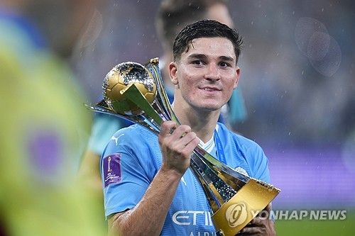 맨체스터 시티가 훌리안 알바레스를 매각해 엄청난 수익을 벌어들일 예정이다. 복수의 유럽축구 이적시장 전문가들에 따르면 맨시티와 아틀레티코 마드리드가 알바레스 영입에 합의했다. 맨시티가 알바레스를 매각해 벌어들일 것으로 예상되는 이적료는 무려 7500만 유로(약 1127억) 이상이다. 이는 맨시티 역사상 방출 최고액에 해당하는 금액으로, 맨시티는 2년 반 전 알바레스를 영입했을 당시 지출했던 이적료의 5배 이상을 챙기게 됐다. 사진 연합뉴스