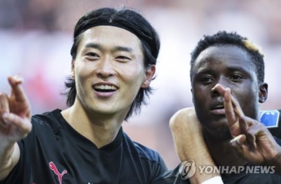 &nbsp;덴마크 미트윌란 스트라이커 조규성 복귀 시점이 미뤄지고 있다. 수술 이후 합병증으로 인해 두 번째 시즌 시작 시점이 불투명한 상황이다. 미트윌란은 7일 '조규성은 수술 이후 합병증을 겪었고 재활 기간이 연장됐다. 앞으로 몇 달 동안 경기에 나서지 못하게 될 것'이라고 알렸다. 연합뉴스