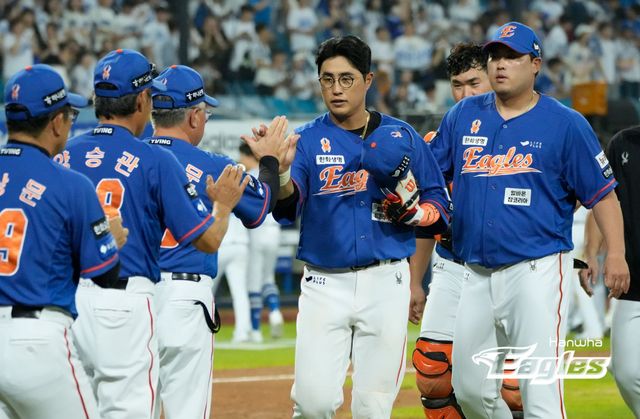 한화 이글스 채은성이 8일 대구 삼성라이온즈파크에서 열린 삼성 라이온즈와의 원정경기에서 맹활약해 승리를 이끈 뒤 경기 종료 후 코칭스태프와 하이파이브하고 있다. 한화 이글스 제공
