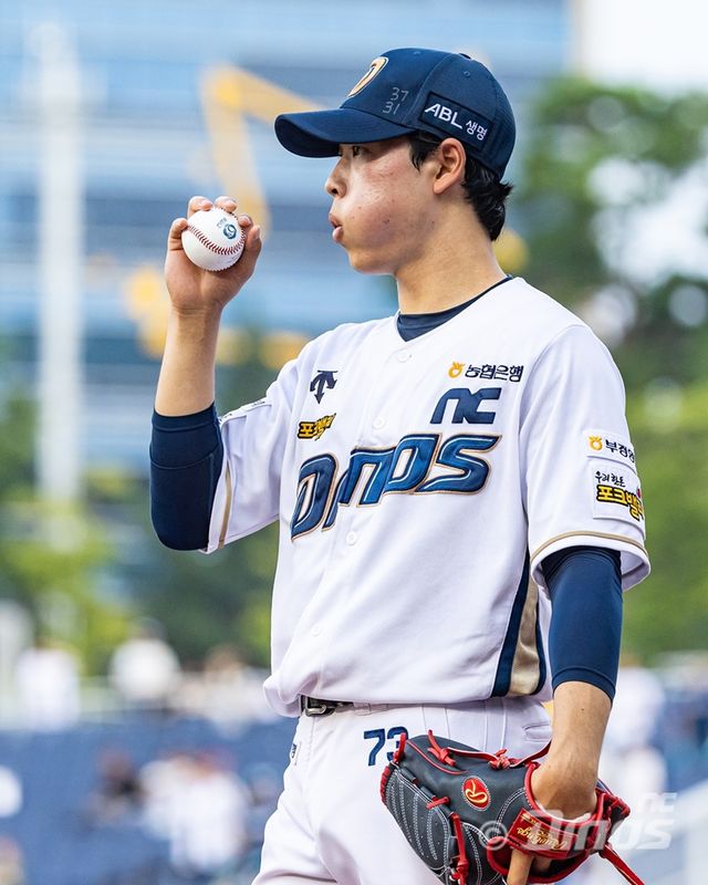 NC 투수 목지훈은 지난 4일 창원 NC파크에서 열린 '2024 신한 SOL Bank KBO 리그' KT와 주말 3연전 마지막 날 선발 등판했다. 이날 경기가 1군 데뷔 첫 등판이다. 성적은 3⅔이닝 4실점으로 희망을 보였다. NC 다이노스