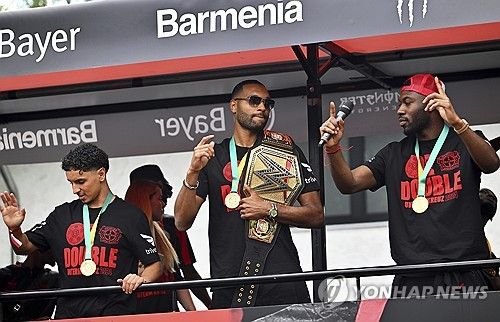 스카이스포츠 독일이 9일(한국시간) 바이엘 레버쿠젠이 뮌헨 이적을 원하는 요나단 타의 이적 데드라인을 설정했다고 보도했다.&nbsp;레버쿠젠은 내일 오전 7시까지 뮌헨의 공식 제안을 받을 예정이다. 연합뉴스