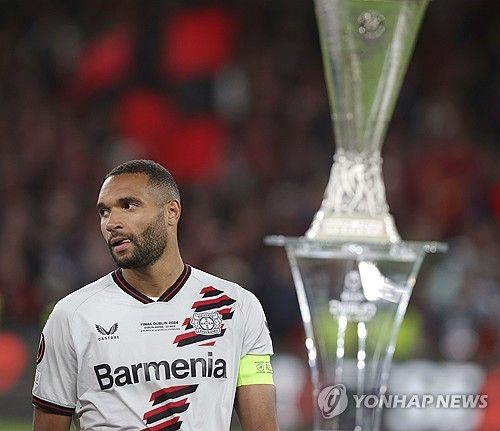 스카이스포츠 독일이 9일(한국시간) 바이엘 레버쿠젠이 뮌헨 이적을 원하는 요나단 타의 이적 데드라인을 설정했다고 보도했다.&nbsp;레버쿠젠은 내일 오전 7시까지 뮌헨의 공식 제안을 받을 예정이다. 연합뉴스