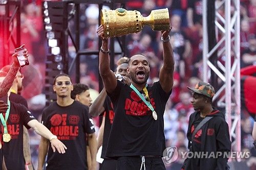 스카이스포츠 독일이 9일(한국시간) 바이엘 레버쿠젠이 뮌헨 이적을 원하는 요나단 타의 이적 데드라인을 설정했다고 보도했다.&nbsp;레버쿠젠은 내일 오전 7시까지 뮌헨의 공식 제안을 받을 예정이다. 연합뉴스