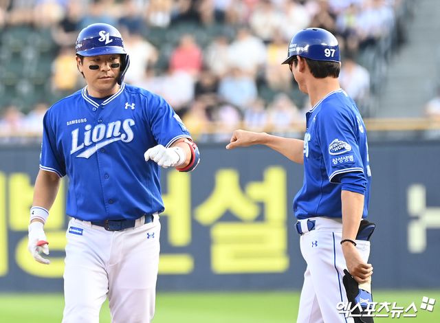 1일 오후 서울 송파구 잠실야구장에서 열린 '2024 신한 SOL Bank KBO리그' 삼성 라이온즈와 LG 트윈스의 경기, 1회초 1사 1,3루 삼성 강민호가 1타점 적시타를 날린 후 귀루하고 있다. 엑스포츠뉴스 DB