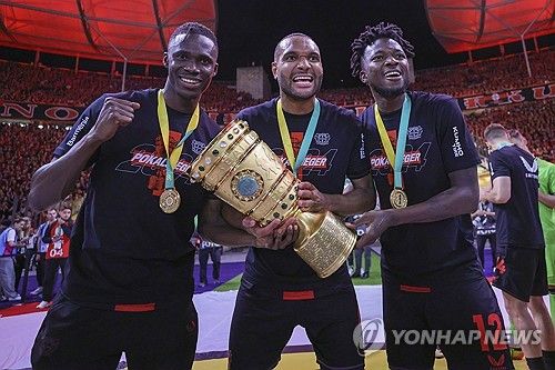 스카이스포츠 독일이 9일(한국시간) 바이엘 레버쿠젠이 뮌헨 이적을 원하는 요나단 타의 이적 데드라인을 설정했다고 보도했다.&nbsp;레버쿠젠은 내일 오전 7시까지 뮌헨의 공식 제안을 받을 예정이다. 연합뉴스