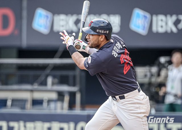 롯데 자이언츠 외국인 타자 빅터 레이예스가 31일 서울 잠실야구장에서 열린 2024 신한 SOL Bank KBO리그 두산 베어스와의 팀 간 14차전에 4번타자 겸&nbsp;우익수로 선발출전, 4타수 3안타 3타점으로 맹타를 휘두르고 팀의 3연승을 견인했다. 사진 롯데 자이언츠