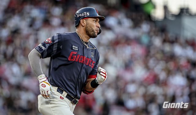 롯데 자이언츠 외국인 타자 빅터 레이예스가 31일 서울 잠실야구장에서 열린 2024 신한 SOL Bank KBO리그 두산 베어스와의 팀 간 14차전에 4번타자 겸&nbsp;우익수로 선발출전, 4타수 3안타 3타점으로 맹타를 휘두르고 팀의 3연승을 견인했다. 사진 롯데 자이언츠