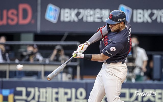 롯데 자이언츠 외국인 타자 빅터 레이예스가 31일 서울 잠실야구장에서 열린 2024 신한 SOL Bank KBO리그 두산 베어스와의 팀 간 14차전에 4번타자 겸&nbsp;우익수로 선발출전, 4타수 3안타 3타점으로 맹타를 휘두르고 팀의 3연승을 견인했다. 사진 롯데 자이언츠