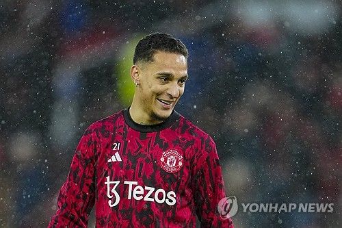 영국 매체 더선은 9일 맨체스터 유나이티드가 공격수 안토니를 쫓아내고 시도하고 있어 튀르키예 명문 페네르바체로 임대 이적 시킬 수 있다고 보도했다. 2022년 여름 이적료 8600만 파운드(약 1510억원)에 영입된 안토니는 2년 동안 부진한 모습을 보여 올시즌 프리미어리그에서 단 1분만 뛰었다. 연합뉴스