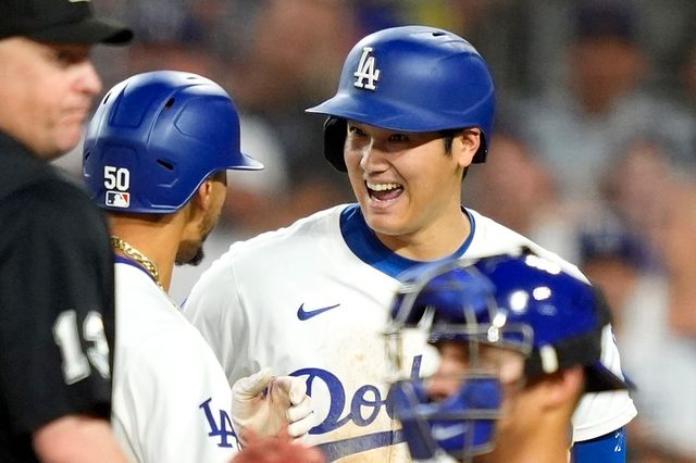 LA 다저스 오타니 쇼헤이가 10일 시카고 컵스에서 홈런을 때린 팀 동료 무키 베츠와 기뻐하고 있다. AP 연합뉴스