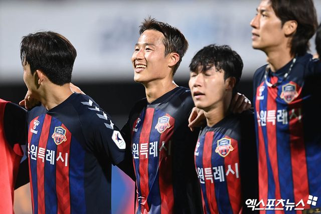 중국축구협회가 10일(한국시간) 공문을 통해 전 산둥 타이샨 소속 미드필더 손준호를 승부조작 혐의로 중국 내 영구 제명이라는 중징계를 내렸다.&nbsp;손준호의 에이전트는 이날 엑스포츠뉴스와의 통화에서 너무 당황스럽고 황당하다고 억울함을 호소했다. 기자회견도 조만간 열 예정이다. 엑스포츠뉴스DB