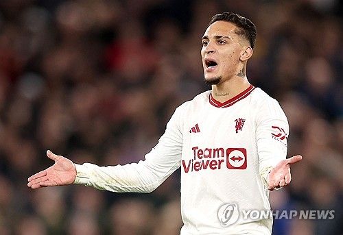 영국 매체 더선은 9일 맨체스터 유나이티드가 공격수 안토니를 쫓아내고 시도하고 있어 튀르키예 명문 페네르바체로 임대 이적 시킬 수 있다고 보도했다. 2022년 여름 이적료 8600만 파운드(약 1510억원)에 영입된 안토니는 2년 동안 부진한 모습을 보여 올시즌 프리미어리그에서 단 1분만 뛰었다. 연합뉴스