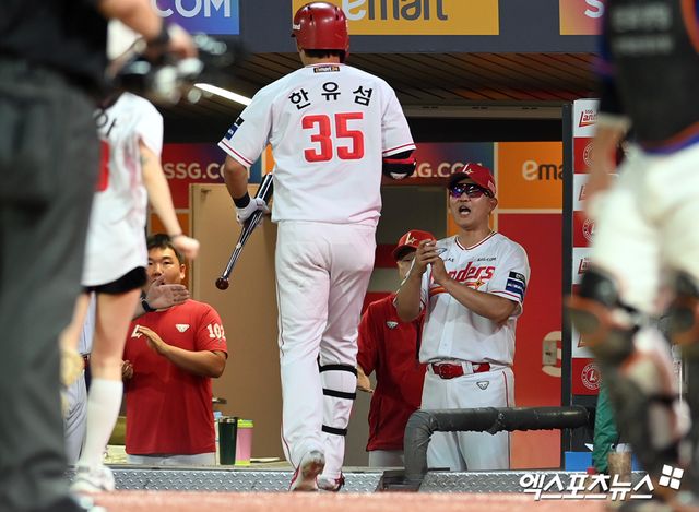 SSG 랜더스 좌타거포 한유섬이 10일 인천 SSG랜더스필드에서 열린 2024 신한 SOL Bank KBO리그 한화 이글스와의 팀 간 15차전에 5번타자 겸 우익수로 선발출전, 5회말 결승 선제 솔로 홈런을 때려냈다. 사진 고아라 기자