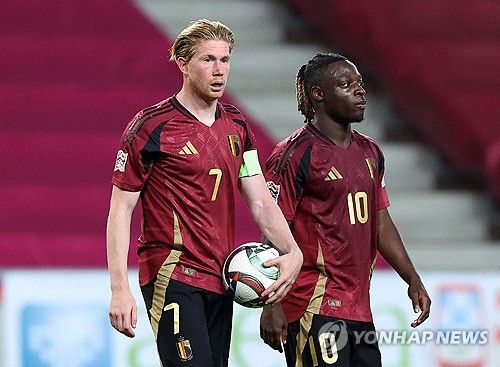 벨기에 매체 HLN이 11일(한국시간) 케빈 더브라위너가 현재 벨기에 대표팀에 불쾌함을 드러내며 대표팀을 그만둘 거라고 말했다고 전했다.&nbsp; 도메니코 테데스코 감독이 이끄는 벨기에는 지난 10일 프랑스 데신느에 있는 그루파마 스타디움에서 열린 프랑스와의 2024-2025시즌 유럽축구연맹(UEFA) 네이션스리그 리그 A 2조 2차전에서 0-2로 패했다. 연합뉴스