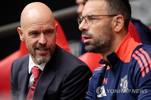 호날두가 지난 11일(한국시간) 맨유 시절 동료 리오 퍼디난드의 유튜브에 출연해 현재 감독인 에릭 턴하흐가 우승 도전을 하지 않는다고 외부에 말하고 다니는 것이 큰 문제라고 지적했다.&nbsp; 호날두는 퍼디난드 유튜브에 출연해 맨유와 관련한 여러 이야기를 했다. 그 중 턴하흐 감독의 발언에 대해 비판했다.&nbsp;연합뉴스