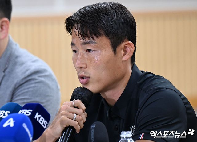 기자회견에서 눈물을 쏟아냈지만 정작 의문만 더 키운 손준호가 경기에 나설까. 의문이 해소되지 않은 상황에서 손준호가 친정팀 전북을 상대로 출전할 것인지에 관심이 쏠린다. 아직 징계가 내려지지는 않았지만 수원FC는 논란을 향한 시선을 우려해 우선 손준호를 팀 훈련에서 제외했다. 전북전 출전 여부는 고심 중인 것으로 알려졌다. 사진 수원, 김한준 기자