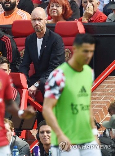 호날두가 지난 11일(한국시간) 맨유 시절 동료 리오 퍼디난드의 유튜브에 출연해 현재 감독인 에릭 턴하흐가 우승 도전을 하지 않는다고 외부에 말하고 다니는 것이 큰 문제라고 지적했다.&nbsp; 호날두는 퍼디난드 유튜브에 출연해 맨유와 관련한 여러 이야기를 했다. 그 중 턴하흐 감독의 발언에 대해 비판했다.&nbsp;연합뉴스