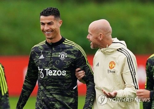 세계적인 슈퍼스타 크리스티아누 호날두와 현재 그의 친정팀을 지휘하고 있는 에릭 텐 하흐 감독이 강도 높은 발언을 주고 받으면서 언쟁을 이어가고 있다. 호날두가 최근 맨체스터 유나이티드에 큰 변화가 필요하다고 지적하자, 텐 하흐 감독은 현재 사우디아라비아에서 뛰고 있는 호날두의 상황을 언급하면서 호날두의 지적이 외부에서 들려오는 잡음에 불과하다고 폄하했다. 사진 연합뉴스