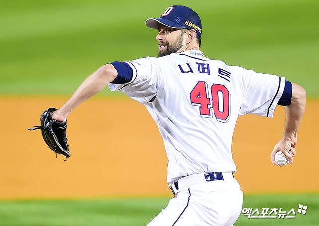 더스틴 니퍼트가 현역 시절 두산 베어스 유니폼을 입고 등판해 투구하고 있다. 니퍼트는 14일 잠실 KT 위즈전서 은퇴식을 치른다. 엑스포츠뉴스 DB