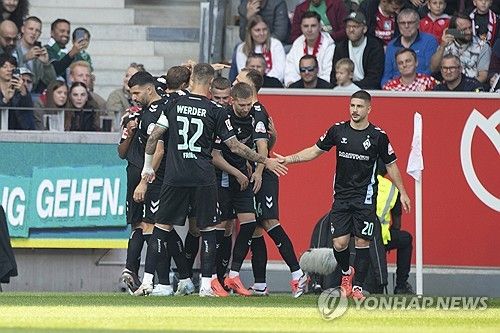 마인츠가 16일(한국시간) 독일 마친츠에 있는 메바 아레나에서 열린 베르더 브레멘과의 2024-2025시즌 분데스리가 3라운드 맞대결에서 1-2로 패했다.&nbsp; 이날 경기장에 마인츠를 이끌었던 위르겐 클롭 감독이 경기장을 찾아 눈길을 끌었다. 클롭 앞에서 이재성과 홍현석이 고군분투했지만, 마인츠는 상대 퇴장에도 불구하고 패배하면서 시즌 첫 승에 또다시 실패했다. 마인츠는 15위(2무 1패 승점 2)에 머물렀다.연합뉴스