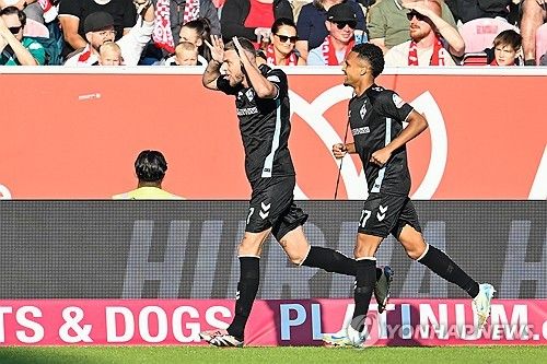 마인츠가 16일(한국시간) 독일 마친츠에 있는 메바 아레나에서 열린 베르더 브레멘과의 2024-2025시즌 분데스리가 3라운드 맞대결에서 1-2로 패했다.&nbsp; 이날 경기장에 마인츠를 이끌었던 위르겐 클롭 감독이 경기장을 찾아 눈길을 끌었다. 클롭 앞에서 이재성과 홍현석이 고군분투했지만, 마인츠는 상대 퇴장에도 불구하고 패배하면서 시즌 첫 승에 또다시 실패했다. 마인츠는 15위(2무 1패 승점 2)에 머물렀다.연합뉴스