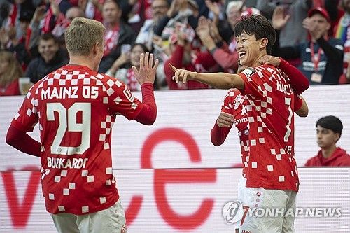 마인츠가 16일(한국시간) 독일 마친츠에 있는 메바 아레나에서 열린 베르더 브레멘과의 2024-2025시즌 분데스리가 3라운드 맞대결에서 1-2로 패했다.&nbsp; 이날 경기장에 마인츠를 이끌었던 위르겐 클롭 감독이 경기장을 찾아 눈길을 끌었다. 클롭 앞에서 이재성과 홍현석이 고군분투했지만, 마인츠는 상대 퇴장에도 불구하고 패배하면서 시즌 첫 승에 또다시 실패했다. 마인츠는 15위(2무 1패 승점 2)에 머물렀다.연합뉴스