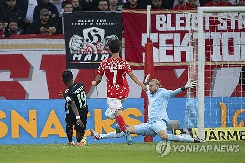 마인츠가 16일(한국시간) 독일 마친츠에 있는 메바 아레나에서 열린 베르더 브레멘과의 2024-2025시즌 분데스리가 3라운드 맞대결에서 1-2로 패했다.&nbsp; 이날 경기장에 마인츠를 이끌었던 위르겐 클롭 감독이 경기장을 찾아 눈길을 끌었다. 클롭 앞에서 이재성과 홍현석이 고군분투했지만, 마인츠는 상대 퇴장에도 불구하고 패배하면서 시즌 첫 승에 또다시 실패했다. 마인츠는 15위(2무 1패 승점 2)에 머물렀다.연합뉴스