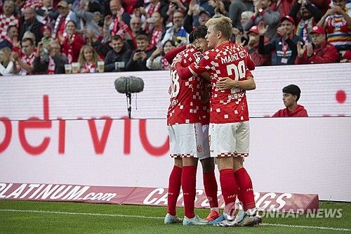 마인츠가 16일(한국시간) 독일 마친츠에 있는 메바 아레나에서 열린 베르더 브레멘과의 2024-2025시즌 분데스리가 3라운드 맞대결에서 1-2로 패했다.&nbsp; 이날 경기장에 마인츠를 이끌었던 위르겐 클롭 감독이 경기장을 찾아 눈길을 끌었다. 클롭 앞에서 이재성과 홍현석이 고군분투했지만, 마인츠는 상대 퇴장에도 불구하고 패배하면서 시즌 첫 승에 또다시 실패했다. 마인츠는 15위(2무 1패 승점 2)에 머물렀다.연합뉴스