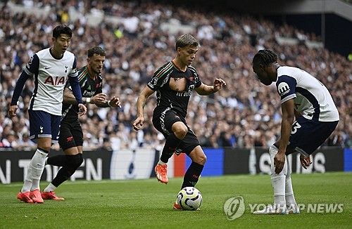 토트넘이 15일(한국시간) 잉글랜드 런던에 있는 토트넘 홋스퍼 스타디움에서 열린 아스널과의 2024-2025시즌 프리미어리그 4라운드 '북런던 더비' 맞대결에서 0-1로 패했다.&nbsp; 토트넘은 세 시즌 연속 홈 북런던 더비에서 패하며 굴욕을 당했다. 토트넘은 지난 1988년 9월 이후 처음으로 북런던 더비 홈 경기에서 3연패를 당하는 굴욕을 당했다.&nbsp;연합뉴스