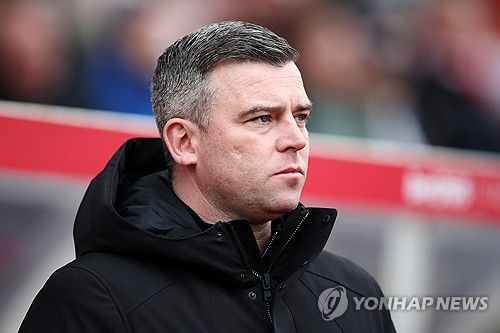 스토크시티가 16일(한국시간) 공식 홈페이지를 통해 현재 감독인 스티븐 슈마허가 감독직에서 물러난다고 전했다.&nbsp;감독 변화로 인해 스토크시티에서 에이스 놀음을 하고 있는 배준호의 입지 역시 새로운 국면을 맞을 것으로 보인다.&nbsp; 지난해 여름 스토크시티로 이적한 배준호는 바뀐 감독인 슈마허 체제에서 날아다녔다. 이번 시즌까지 포함해 배준호는 챔피언십리그와 FA컵, 리그컵 포함 29경기에 나와 2골 4도움을 기록했다.&nbsp;연합뉴스