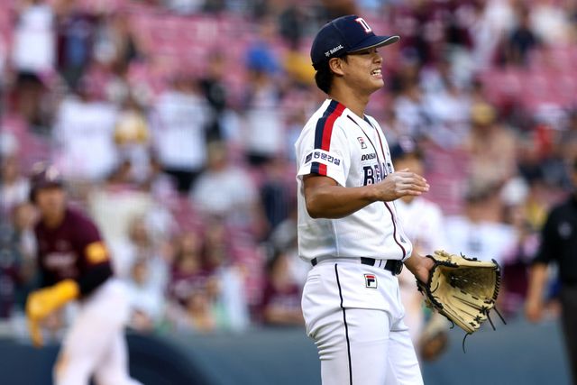 두산 베어스 우완 영건 최종인이 16일 서울 잠실야구장에서 열린 2024 신한 SOL Bank KBO리그 키움 히어로즈와의 팀 간 16차전에&nbsp;서 1이닝 1볼넷 1탈삼진 무실점을 기록, 프로 데뷔 첫승을 따냈다. 사진 두산 베어스