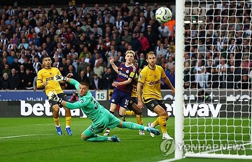 울버햄프턴이 16일(한국시간) 잉글랜드 울버햄프턴에 있는 몰리뉴 스타디움에서 열린 뉴캐슬 유나이티드와의 2024-2025시즌 프리미어리그 4라운드 홈 경기에서 1-2로 패했다.&nbsp; 지난 시즌 뉴캐슬 유나이티드와의 홈 경기에서 2-2를 만드는 결승 골을 터뜨렸던 황희찬은 이날 경기 선발에서 제외돼 시즌 초반 어려움을 겪고 있다. 연합뉴스