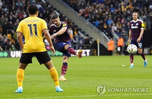 울버햄프턴이 16일(한국시간) 잉글랜드 울버햄프턴에 있는 몰리뉴 스타디움에서 열린 뉴캐슬 유나이티드와의 2024-2025시즌 프리미어리그 4라운드 홈 경기에서 1-2로 패했다.&nbsp; 지난 시즌 뉴캐슬 유나이티드와의 홈 경기에서 2-2를 만드는 결승 골을 터뜨렸던 황희찬은 이날 경기 선발에서 제외돼 시즌 초반 어려움을 겪고 있다. 연합뉴스