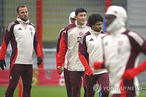 에베를 디렉터가 지난 15일(한국시간) 독일 방송 스포르트1의 한 프로그램에 게스트로 출연해 바이에른 뮌헨과 관련한 이슈와 질문에 대답하는 시간을 가졌다.&nbsp;그는 우리는 김민재와 우파메카노가 있으면 더 편안했다. 왜냐하면 그들은 경기장에서 더 높은 위치에서 수비할 수 있기 때문이다. 그리고 더리흐트에게 제안이 들어왔다라고 설명했다 연합뉴스