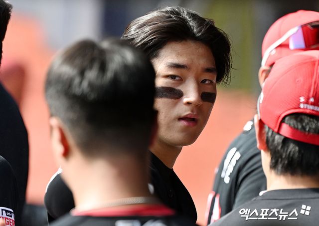 16일 오후 수원KT위즈파크에서 열린 '2024 신한 SOL Bank KBO리그' KIA 타이거즈와 KT 위즈의 경기, 3회초 KIA 김도영이 솔로 홈런을 날린 후 더그아웃에서 축하를 받고 있다. 수원, 김한준 기자