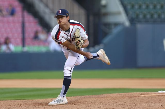 두산 베어스 우완 영건 최종인이 16일 서울 잠실야구장에서 열린 2024 신한 SOL Bank KBO리그 키움 히어로즈와의 팀 간 16차전에&nbsp;서 1이닝 1볼넷 1탈삼진 무실점을 기록, 프로 데뷔 첫승을 따냈다. 사진 두산 베어스