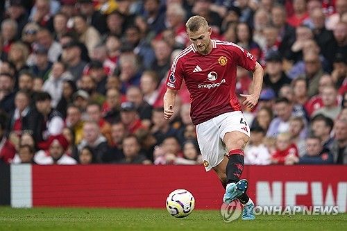 에베를 디렉터가 지난 15일(한국시간) 독일 방송 스포르트1의 한 프로그램에 게스트로 출연해 바이에른 뮌헨과 관련한 이슈와 질문에 대답하는 시간을 가졌다.&nbsp;그는 우리는 김민재와 우파메카노가 있으면 더 편안했다. 왜냐하면 그들은 경기장에서 더 높은 위치에서 수비할 수 있기 때문이다. 그리고 더리흐트에게 제안이 들어왔다라고 설명했다 연합뉴스