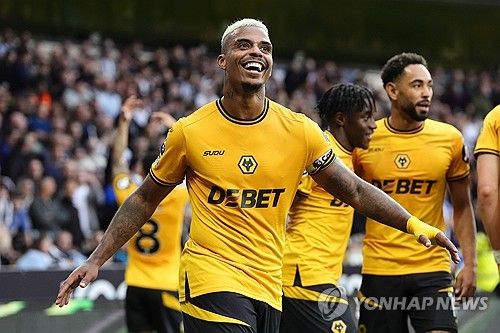 울버햄프턴이 16일(한국시간) 잉글랜드 울버햄프턴에 있는 몰리뉴 스타디움에서 열린 뉴캐슬 유나이티드와의 2024-2025시즌 프리미어리그 4라운드 홈 경기에서 1-2로 패했다.&nbsp; 지난 시즌 뉴캐슬 유나이티드와의 홈 경기에서 2-2를 만드는 결승 골을 터뜨렸던 황희찬은 이날 경기 선발에서 제외돼 시즌 초반 어려움을 겪고 있다. 연합뉴스
