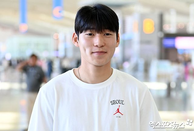 스토크시티가 16일(한국시간) 공식 홈페이지를 통해 현재 감독인 스티븐 슈마허가 감독직에서 물러난다고 전했다.&nbsp;감독 변화로 인해 스토크시티에서 에이스 놀음을 하고 있는 배준호의 입지 역시 새로운 국면을 맞을 것으로 보인다.&nbsp; 지난해 여름 스토크시티로 이적한 배준호는 바뀐 감독인 슈마허 체제에서 날아다녔다. 이번 시즌까지 포함해 배준호는 챔피언십리그와 FA컵, 리그컵 포함 29경기에 나와 2골 4도움을 기록했다.&nbsp;엑스포츠뉴스DB