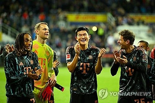 에베를 디렉터가 지난 15일(한국시간) 독일 방송 스포르트1의 한 프로그램에 게스트로 출연해 바이에른 뮌헨과 관련한 이슈와 질문에 대답하는 시간을 가졌다.&nbsp;그는 우리는 김민재와 우파메카노가 있으면 더 편안했다. 왜냐하면 그들은 경기장에서 더 높은 위치에서 수비할 수 있기 때문이다. 그리고 더리흐트에게 제안이 들어왔다라고 설명했다 연합뉴스