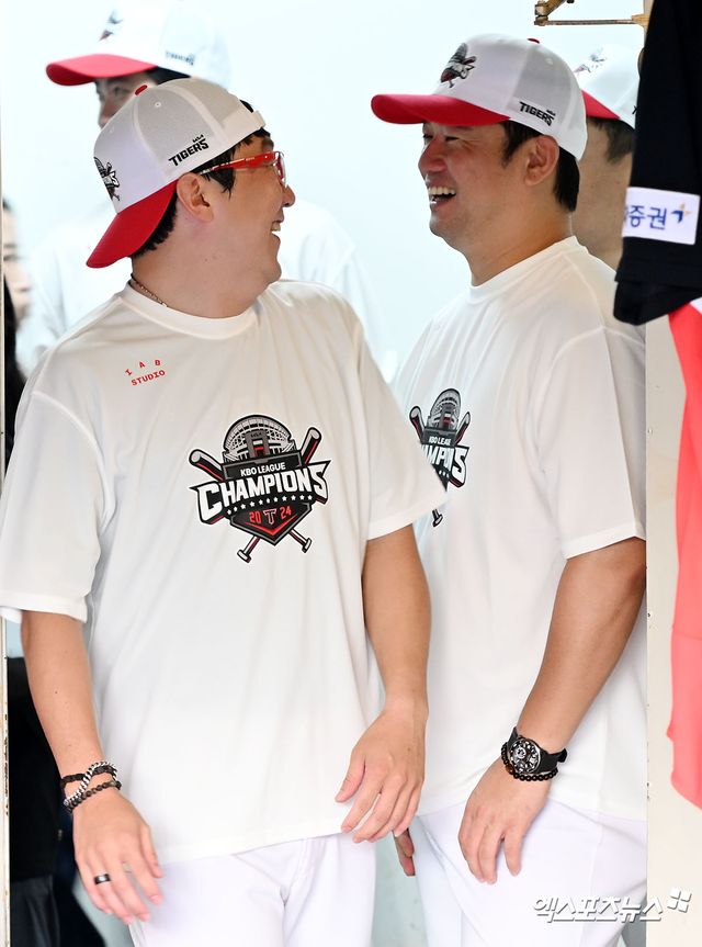 KIA 타이거즈가 정규리그 우승을 차지했다. 17일 오후 인천SSG랜더스필드에서 열린 '2024 신한 SOL Bank KBO리그' KIA 타이거즈와 SSG 랜더스의 경기, KIA는 SSG에 0:2로 패했다. 하지만 두산 베어스가 2위 삼성 라이온즈 덜미를 잡으면서 정규시즌 우승을 확정했다. 정규리그 우승을 차지한 KIA 양현종이 손승락 수석코치와 함께 기뻐하고 있다. 문학, 김한준 기자