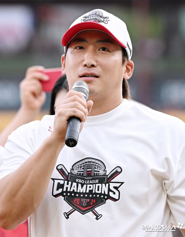 KIA 타이거즈가 정규리그 우승을 차지했다. 17일 오후 인천SSG랜더스필드에서 열린 '2024 신한 SOL Bank KBO리그' KIA 타이거즈와 SSG 랜더스의 경기, KIA는 SSG에 0:2로 패했다. 하지만 두산 베어스가 2위 삼성 라이온즈 덜미를 잡으면서 정규시즌 우승을 확정했다. 정규리그 우승을 차지한 KIA 나성범이 소감을 말하고 있다. 문학, 김한준 기자