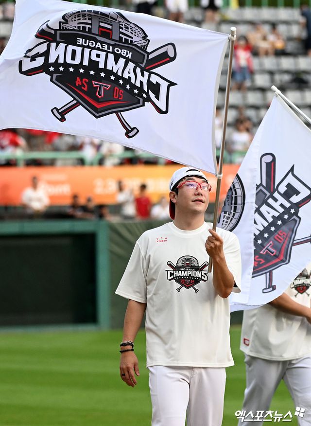 KIA 타이거즈가 정규리그 우승을 차지했다. 17일 오후 인천SSG랜더스필드에서 열린 '2024 신한 SOL Bank KBO리그' KIA 타이거즈와 SSG 랜더스의 경기, KIA는 SSG에 0:2로 패했다. 하지만 두산 베어스가 2위 삼성 라이온즈 덜미를 잡으면서 정규시즌 우승을 확정했다. 정규리그 우승을 차지한 KIA 양현종이 기뻐하고 있다. 문학, 김한준 기자