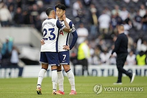 영국 매체 '기브미스포츠'가 16일(한국시간) 손흥민이 북런던 더비 패배에도 불구하고 '착각에 가까운' 평가를 내리며 경기를 지배했다고 주장했다. 손흥민은 이날 왼쪽 공격수로 선발로 출장했지만, 전반에 나온 컷백 패스 이회에 많은 기회를 만들거나 잡지 못했다. 경기 후 손흥민은 스카이스포츠와의 인터뷰에서 우리는 경기를 지배했다. 축구했고 우리는 단지 세트피스 골로 다시 실점했다라며 세트피스 수비에 대해 아쉬움을 드러냈다.&nbsp;연합뉴스
