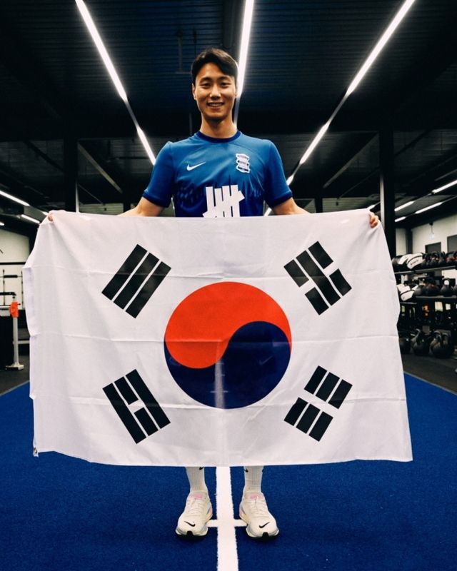 버밍엄이 17일(한국시간) 잉글랜드 버밍엄에 있는 세인트 앤드루스 경기장에서 열린 렉섬과의 2024-2025시즌 리그1(3부) 5라운드 맞대결에서 3-1 완승을 거뒀다.&nbsp;백승호는 데이비드 베컴, 톰 브래디 등 슈퍼스타들 앞에서 맹활약하며 시즌 1호 도움을 기록했다. 버밍엄