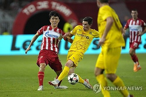 세르비아 매체 텔레그라프가 29일(한국시간) 황인범이 2024-2025시즌 유럽축구연맹(UEFA) 챔피언스리그 본선 진출을 확정한 즈베즈다에 잔류한다고 보도했다.&nbsp; 즈베즈다는 이날 세르비아 베오그라드에 있는 슈타디온 라이코 미티치에서 열린 보되글림트(노르웨이)와의 대회 예선 플레이오프 2차전에서 2-0으로 승리했다.&nbsp;즈베즈다가 챔피언스리그 진출에 성공하면서 황인범의 잔류 가능성이 높아지고 있다. 연합뉴스