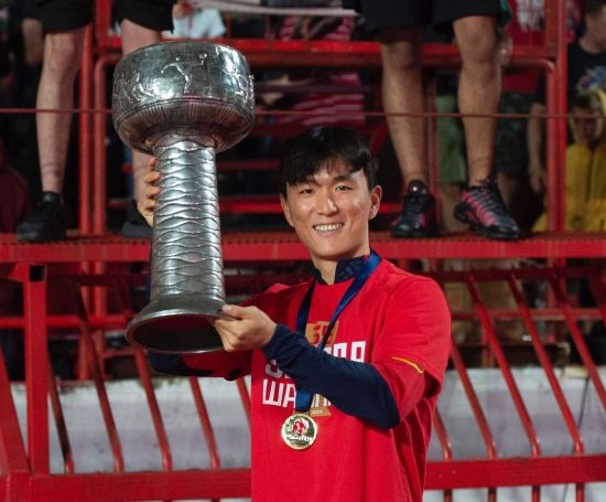 UEFA가 5일(한국시간) 챔피언스리그에 출전하는 36개 팀의 등록된 선수 명단을 공식 발표했다. 페예노르트로 이적한 황인범이 곧바로 A 명단에 포함됐다.&nbsp;즈베즈다